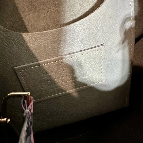 Portland Leather Nimbus medium crossbody with dragonfly and extra floral strap - Picture 5 of 7